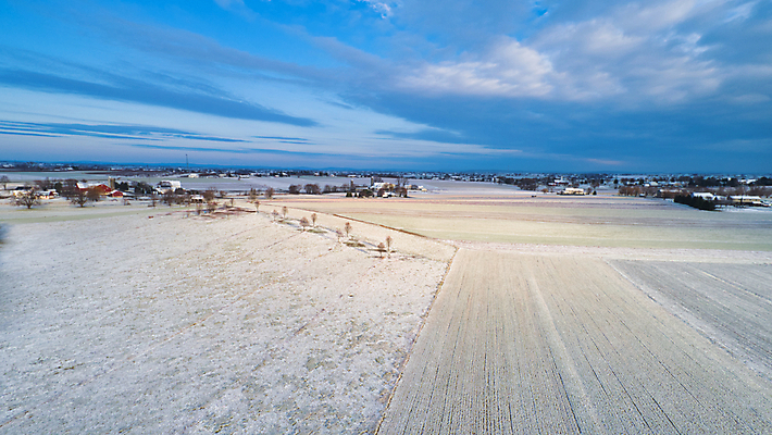 포토 JPG 해외이미지 나무 구름 도로 여행 백그라운드 밭 자연 하늘 풍경 초원 사람없음 야외 초록색 여름 파란색 환경 시골 아스팔트 땅 장면 루트 방법 폭설 수평선 해외202008 해외포토 자연요소 식물 계절 길 컬러 농업 교통시설 눈_날씨 자연재해 생태계 파일형식