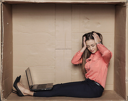 포토 JPG 해외이미지 전신 백인 여자 한명 앉기 성인 옆모습 노트북 상자 사무실 업무 비즈니스우먼 갇힘 답답함 성인여자한명만 해외202008 해외포토 서양인 1 뷰포인트 비즈니스 모션 사람 전자제품 작업 직장인 감각 여자한명만 성인여자만 파일형식