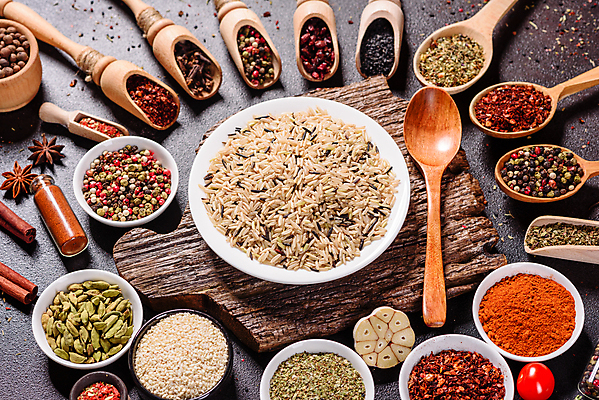 포토 JPG 해외이미지 잎 재료 탁자 사람없음 숟가락 양념 조미료 고수 가루 허브 소금 후추 카레 생강 바질 로즈메리 시나몬 강황 해외202008 해외포토 식물 음식 가구 채소 식재료 수저 향신료 향미료 파일형식