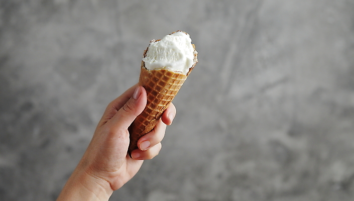 포토 JPG 해외이미지 스튜디오촬영 손 여자 행복 손가락 아이스크림 사람없음 우주 얼음 기쁨 우유 추위 흰색 신선 달콤 상품 시원함 유혹 손목 크림 싱글 상쾌 부드러움 바닐라 카피스페이스 해외202008 해외포토 자연요소 감정 컬러 컨셉 디저트 유제품 실내 사람 신체부위 공백 감각 맛 파일형식