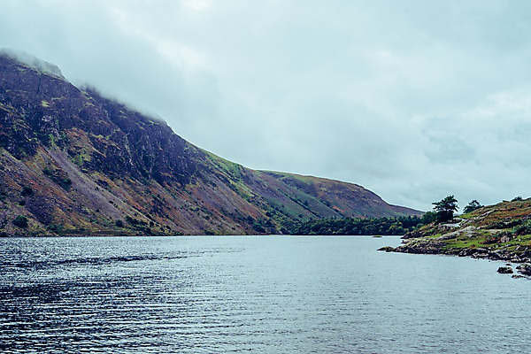 포토 JPG 해외이미지 나무 구름 유럽 호수 여행 가족 자연 하늘 휴가 휴식 영국 잉글랜드 산 풍경 사람없음 야외 초록색 물 강 운동 평화 걷기 하이킹 시골 보트 언덕 사인 카누 카약 흐림 내추럴 해외202008 해외포토 자연요소 식물 나라 컬러 컨셉 배_교통 관계 모션 레저 날씨 건강 수상스포츠 생태계 파일형식