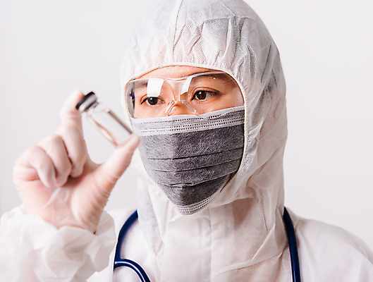 포토 JPG 해외이미지 응시 여자 과학 청진기 유리병 고글 병원 마스크 한명 들기 안전 동양인 성인 치료 의사 실험실 질병 흰배경 예방 주사약 백신 복용 성인여자한명만 코로나바이러스 방호복 해외202008 델타변이바이러스 해외포토 1 시선 옷 백그라운드 의학 의료기기 모션 병_용기 실험 사람 인종 약 의료진 흰색 바이러스 여자한명만 성인여자만 파일형식