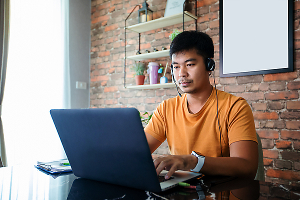포토 JPG 해외이미지 직업 라이프스타일 남자 음악 인터넷 비즈니스 사업가 통신 회의 거리 주택 한명 사람 앉기 동양인 성인 금융 노트북 학습 컴퓨터 사무실 헤드폰 공책 듣기 업무 작업 비즈니스맨 네트워크 상담원 연결 무선전화기 서비스 온라인 동영상 소셜 운영자 프리랜서 해외202008 해외포토 1 교육 음향기기 모션 문화예술 문구용품 인종 건물 생활 경제 전자제품 직장인 사무원 전화기 파일형식