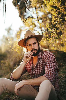 포토 JPG 해외이미지 백인 1 라이프스타일 손 응시 공원 남자 행복 유럽 여유 얼굴 벽 수염 창조 사랑 한명 웃음 사람 20대 성인 야외 30대 유행 낭만 흰색 자신감 시원함 피부 리빙 스타일 해외202008 우호적 해외포토 서양인 시선 공공시설 감정 나라 컬러 컨셉 표정 청년 생활 신체부위 장년 파일형식