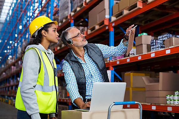 포토 JPG 해외이미지 남자 중년 50대 실내 서기 상반신 20대 두명 앞모습 옆모습 노트북 상자 가리킴 물류창고 해외202008 해외포토 뷰포인트 모션 사람 손짓 청년 성인 내부 전자제품 창고 파일형식