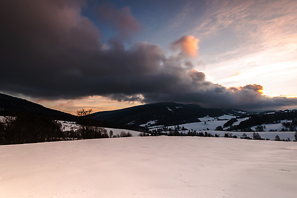 포토 JPG 해외이미지 나무 구름 계절 유럽 여행 겨울 자연 하늘 아침 날씨 산 국립공원 풍경 사람없음 야외 일출 환경 어둠 황혼 새벽 추위 눈송이 황무지 숲 언덕 서리 폭풍 폴란드 내추럴 절정 폭설 눈내림 해외202008 해외포토 주간 자연요소 식물 공원 나라 눈_날씨 노을 일몰 자연재해 생태계 파일형식