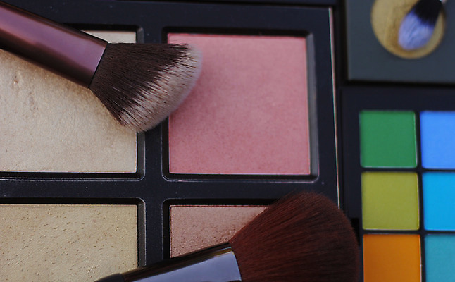 포토 JPG 해외이미지 실내 근접촬영 사람없음 립스틱 화장용품 아이섀도 메이크업브러쉬 섀도우팔레트 해외202008 해외포토 뷰포인트 내부 화장품 붓 미용용품 파일형식