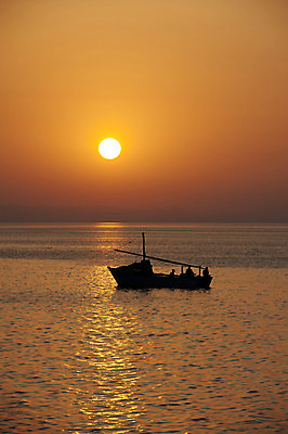 포토 JPG 해외이미지 전통 실루엣 바다 여행 아프리카 자연 항해 이집트 풍경 사람없음 물 태양 황혼 일몰 업무 작업 보트 저녁 작음 그림 함선 해외202008 해외포토 자연요소 나라 배_교통 촬영기법 노을 야간 크기 생태계 파일형식