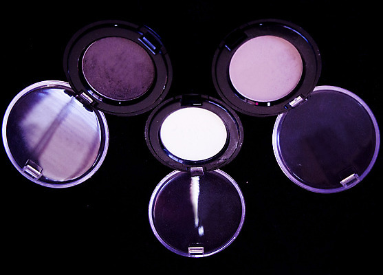 포토 JPG 해외이미지 직업 얼굴 백그라운드 그림자 사람없음 세트 컬러풀 갈색 유행 검은색 화장품 흰색 화려 팔레트 상품 가루 수집 피부 질감 만들기 아이섀도 조립 고립 돌봄 해외202008 해외포토 컬러 컨셉 모션 신체부위 뷰티 파일형식