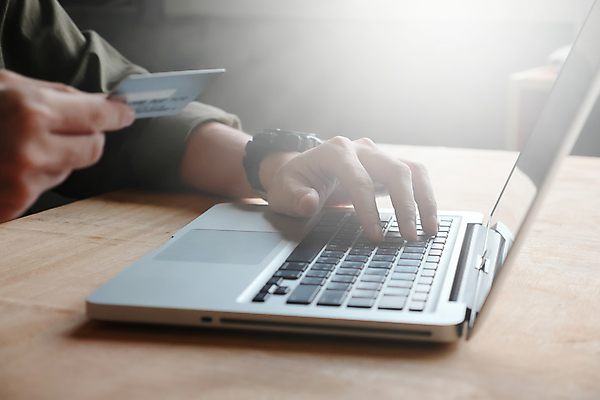 포토 JPG 해외이미지 라이프스타일 손 돈 인터넷 비즈니스 주택 실내 사람 사람없음 금융 노트북 쇼핑 컴퓨터 햇빛 상점 공책 자료 정보 타이핑 키보드 잡기 비즈니스맨 신용카드 닫기 E 구매 위험 무선전화기 보안 상업 전자 온라인 전자상거래 해외202008 해외포토 알파벳 남자 컨셉 모션 문구용품 안전 내부 건물 생활 신체부위 경제 전자제품 태양 직장인 재산 전화기 파일형식