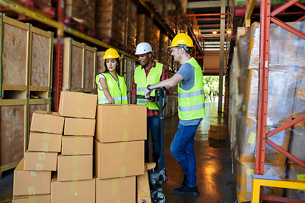 포토 JPG 해외이미지 여자 남자 중년 50대 실내 서기 사람 20대 성인 앞모습 옆모습 세명 30대 상자 쌓기 물류창고 해외202008 해외포토 뷰포인트 모션 청년 내부 장년 창고 파일형식