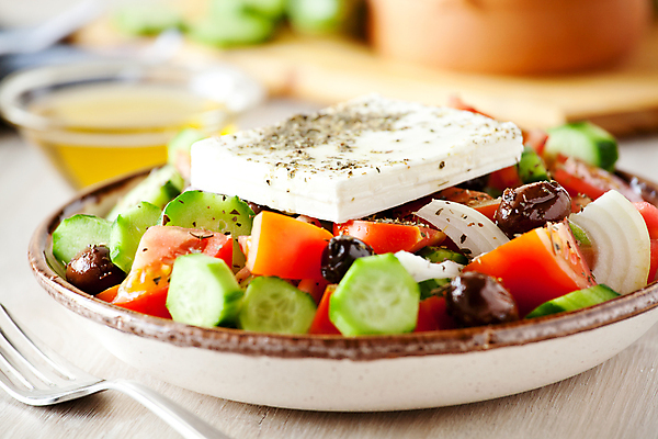 포토 JPG 해외이미지 전통 접시 계절 음식 다이어트 토마토 채소 양파 오이 치즈 실내 건강 사람없음 빨간색 초록색 컬러풀 갈색 노란색 검은색 식사 저녁식사 샐러드 흰색 신선 사발 애피타이저 허브 유기농 올리브 브런치 그리스인 내추럴 점심식사 오레가노 입가심 채식주의자 핸드메이드 비건 페타치즈 해외202008 해외포토 서양인 식물 식기 웰빙 열매 컬러 유제품 내부 사기그릇 채식 파일형식