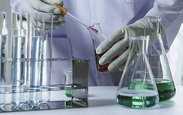 포토 JPG 해외이미지 손 남자 실험기구 한명 들기 상반신 성인 앞모습 신체부위 성인남자한명만 신약개발 해외202008 해외포토 1 뷰포인트 과학 모션 사람 개발 남자한명만 성인남자만 파일형식 신약_의학