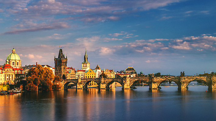 포토 JPG 해외이미지 유럽 문화 여행 건축양식 하늘 휴가 사람없음 야외 물 여름 파란색 관광지 강 도시풍경 햇빛 태양 교회 탑 맑음 봄 도시 중세 역사 심볼 체코 프라하 타운 고딕 명승지 보헤미아 카피스페이스 해외202008 해외포토 자연요소 건축물 계절 건축 나라 컬러 종교건축 날씨 풍경 건물 공백 파일형식