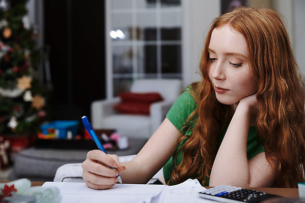 포토 JPG 해외이미지 백인 라이프스타일 긴머리 여자 교육 어린이 과학 티셔츠 크리스마스 거실 가정 수업 휴가 실내 고등학교 한명 앉기 상반신 10대 가로 캐주얼 학습 인테리어 크리스마스트리 펜 미국 계산기 축하 기록 집중 책상 교과서 호기심 빨간머리 관심 배려 사춘기 내려보기 플로리다 해외202008 해외포토 서양인 1 헤어스타일 디자인 옷 기념일 감정 가구 컨셉 셔츠 북아메리카 학교 모션 청소년 문구용품 교재 사람 내부 생활 필기구 장비 파일형식