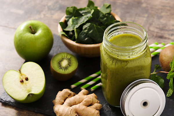 포토 JPG 해외이미지 음료 음식 다이어트 채소 과일 유리 건강 키위 사람없음 목재 초록색 여름 흰색 신선 맛 사과 민트 시금치 비타민 생강 떨림 스무디 채식주의자 디톡스 비건 해외202008 해외포토 나무 계절 컬러 컨셉 재료 모션 재질 허브 채식 영양소 파일형식