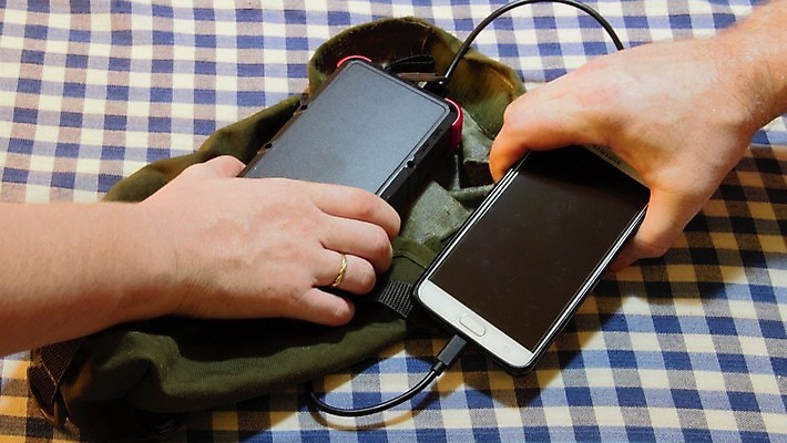 포토 JPG 해외이미지 여행 통신 모바일 세포 사람없음 야외 전자제품 빛 스마트폰 핸드폰 태양 환경 디지털 힘 재활용 에너지 판넬 네트워크 플러그 휴대용 전화기 스마트 에코 전자 철사 자원 세대 충전 유지 무료 베터리 요금 원정 충전기 공급 셀룰러 해외202008 해외포토 자연요소 컨셉 스마트기기 기계 오브젝트 친환경 파일형식