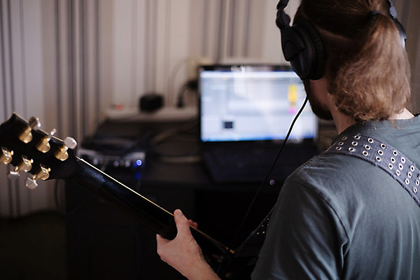 포토 JPG 해외이미지 라이프스타일 남자 음악 놀이 수염 주택 실내 한명 사람 취미 노트북 컴퓨터 디지털 헤드폰 소리 음악가 듣기 기구 기타 키보드 작업 바이러스 보호 전자 오디오 고립 뮤지컬 작곡가 전염병 해외202008 해외포토 직업 1 음향기기 컨셉 모션 현악기 문화예술 내부 건물 생활 전자제품 질병 파일형식