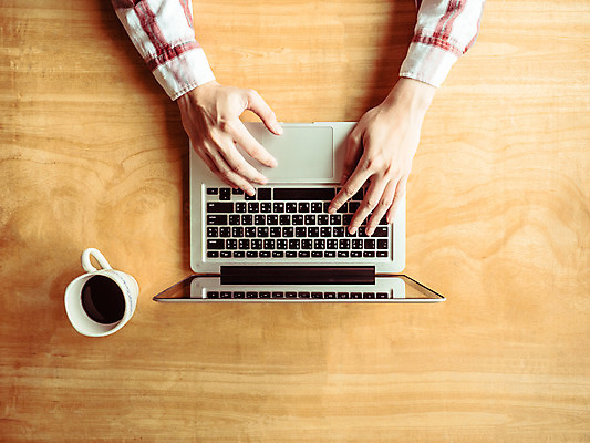 포토 JPG 해외이미지 손 남자 커피 백그라운드 인터넷 비즈니스 통신 탁자 휴식 성인 사람없음 목재 컵 노트북 컴퓨터 디지털 장비 업무 네트워크 연결 휴대용 질감 구성 프리랜서 해외202008 해외포토 나무 직업 식기 음료 가구 컨셉 재료 사람 신체부위 전자제품 작업 오브젝트 파일형식