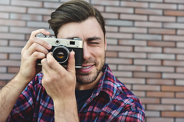 포토 JPG 해외이미지 백인 모델 1 라이프스타일 헤어스타일 응시 남자 행복 벽 여행 백그라운드 셔츠 벽돌 한명 서기 사람 성인 취미 유행 카메라 사진촬영 놀람 기쁨 수확 잡기 정상 시원함 사진사 그림 복고 만들기 긍정 슛 고립 인기 힙스터 해외202008 해외포토 서양인 시선 패션 감정 컨셉 상의 농업 모션 표정 생활 전자제품 촬영 작가 파일형식