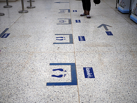 포토 JPG 해외이미지 잡화 선 백그라운드 컨셉 거리 바닥 실내 건강 병원 안전 사람 사람없음 쇼핑 건강관리 상점 대기 열 사회 수비 보호 질병 인쇄 위험 발자국 고객 연습 예방 공포 감염 일반 서명 슈퍼마켓 소셜 양발 전염병 제어 해외202008 해외포토 의학 자국 모션 관리 내부 공동체 파일형식