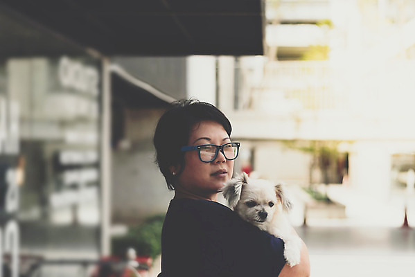 포토 JPG 해외이미지 한마리 여자 여행 안기 한명 상반신 성인 옆모습 아웃포커스 반려동물 개 성인여자한명만 안경낌 해외202008 해외포토 동물 1 안경 뷰포인트 포유류 모션 촬영기법 사람 여자한명만 성인여자만 파일형식