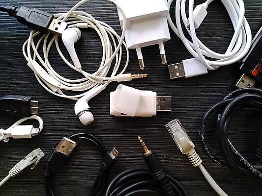 포토 JPG 해외이미지 선 백그라운드 이동 인터넷 통신 모바일 세포 사람없음 스마트폰 핸드폰 컴퓨터 디지털 검은색 힘 장비 정보 흰색 공구 네트워크 플러그 코드 연결 번개 USB 전자 철사 타입 충전 베터리 요금 인터페이스 충전기 하드웨어 해외202008 해외포토 컬러 컨셉 날씨 전자제품 스마트기기 기계 도구 파일형식