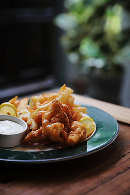 포토 JPG 해외이미지 접시 음식 사람없음 아웃포커스 영국음식 피쉬앤칩스 해외202008 해외포토 식기 서양음식 촬영기법 파일형식