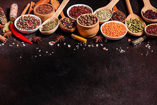 포토 JPG 해외이미지 잎 재료 탁자 사람없음 숟가락 양념 조미료 고수 가루 허브 소금 후추 카레 생강 바질 로즈메리 시나몬 강황 해외202008 해외포토 식물 음식 가구 채소 식재료 수저 향신료 향미료 파일형식