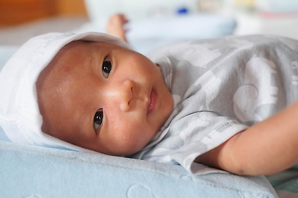 포토 JPG 해외이미지 백인 손 응시 행복 무기 얼굴 어린이 가족 건강 한명 사람 동양인 소년 검은색 방 흰색 침대 표현 아기 신생아 잠 달콤 작음 거짓말 걸음마 결백 돌봄 천진난만 해외202008 해외포토 서양인 1 시선 남자 감정 컬러 가구 컨셉 관계 모션 인종 신체부위 맛 크기 파일형식