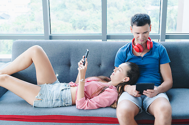 포토 JPG 해외이미지 백인 직업 여자 행복 인터넷 비즈니스 사업가 주택 미소 사람 취미 두명 노트북 컴퓨터 유행 카메라 디지털 창업 방송 온라인 동영상 전자상거래 마케팅 블로거 소셜 중소기업 해외202008 해외포토 서양인 감정 회사 표정 건물 전자제품 자영업 파일형식