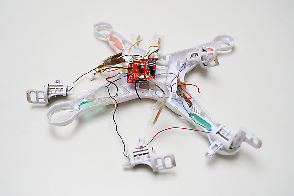포토 JPG 해외이미지 모션 하늘 비행기 안테나 안전 사람없음 카메라 디지털 촬영 손상 흰색 도시 재산 헬리콥터 떨어짐 보호 파일럿 사건 항공 예방 보안 감시 동영상 발견 혁명 깨짐 스파이 제어 해외202008 해외포토 직업 컬러 컨셉 통신 항공교통 대중교통 금융 전자제품 파일형식