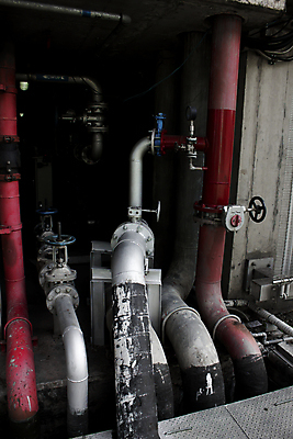 포토 JPG 해외이미지 산업 선 이동 불 안전 사람없음 내부 빨간색 파란색 금속 장비 흐름 긴급 바퀴 액체 보호 석유 연결 측정 수도꼭지 예방 보안 대문 가스 엔진 스위치 기어 펌프 모터 압력 제어 파이프라인 해외202008 해외포토 자연요소 컬러 컨셉 재질 문 파이프_관 파일형식