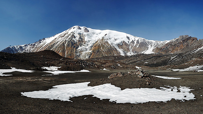 포토 JPG 해외이미지 여행 자연 하늘 산 파노라마 풍경 사람없음 야외 파란색 환경 맑음 등산 바위 큼 언덕 빙하 화산 분화구 용암 산봉우리 원뿔 내추럴 산악지대 생태학 지질 지질학 해외202008 해외포토 도형 교육 컬러 날씨 촬영기법 트래킹 돌_바위 크기 생태계 봉우리 파일형식