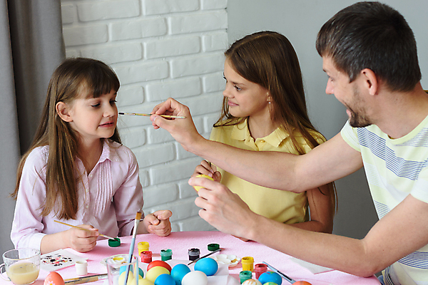 포토 JPG 해외이미지 여자 남자 어린이 장난 가족 부활절 들기 앉기 성인 앞모습 옆모습 세명 물감 붓 아빠 부활절계란 부녀 해외202008 해외포토 기념일 딸 뷰포인트 관계 모션 사람 계란 미술도구 파일형식