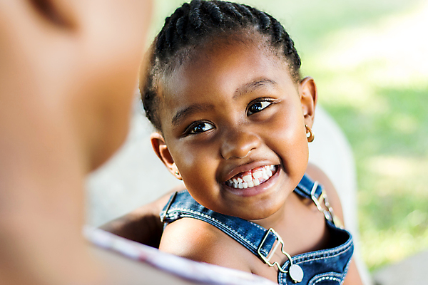포토 JPG 해외이미지 여자 행복 얼굴 어린이 관계 포옹 아프리카 엄마 친절 함께함 한명 사람 인종 야외 초록색 검은색 육아 호기심 내추럴 결백 돌봄 천진난만 해외202008 해외포토 1 감정 나라 컬러 컨셉 가족 안기 모션 신체부위 파일형식