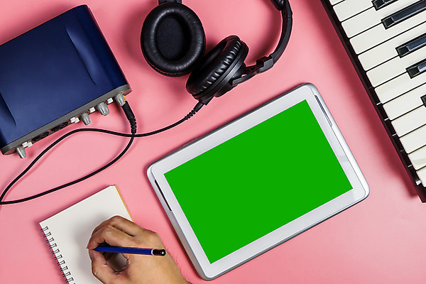 포토 JPG 해외이미지 직업 산업 음악 이어폰 백그라운드 사람없음 컴퓨터 알약 스크린 헤드폰 소리 공백 음악가 장비 키보드 작업 엔지니어 역 어플리케이션 볼륨 DJ 오디오 방송 작곡가 프로듀서 해외202008 해외포토 음향기기 교통시설 문화예술 전자제품 약 기술자 파일형식