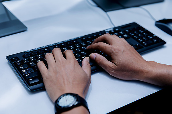 포토 JPG 해외이미지 직업 학생 손 여자 교육 컨셉 인터넷 신체 비즈니스 통신 손가락 탁자 관리 사람 사람없음 목재 컵 가로 컴퓨터 글로벌 사무실 검은색 쪽지 공백 흰색 타이핑 키보드 업무 비즈니스우먼 닫기 쥐 연결 손목시계 책상 프로그래밍 해외202008 해외포토 나무 식기 시계 컬러 가구 재료 장신구 모션 신체부위 전자제품 작업 직장인 설치류 개발 파일형식