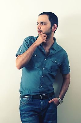 포토 JPG 해외이미지 백인 모델 1 라이프스타일 손 응시 남자 행복 무기 얼굴 백그라운드 셔츠 비즈니스 통신 수염 한명 서기 사람 정장 성인 파란색 벨트 흰색 청바지 표현 자신감 우아함 시원함 보여주기 해외202008 해외포토 서양인 시선 잡화 옷 감정 컬러 컨셉 상의 바지 모션 생활 신체부위 파일형식