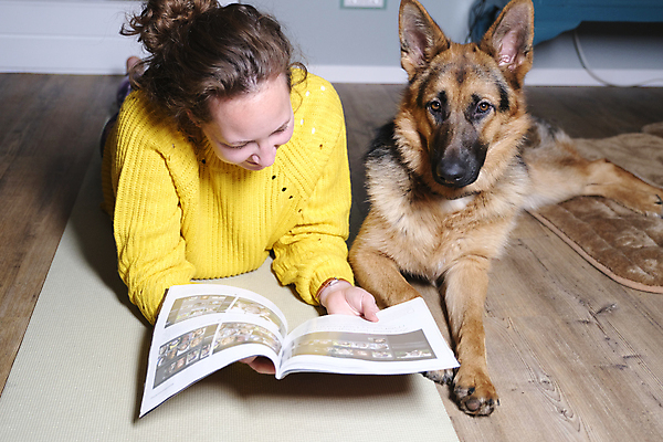 포토 JPG 해외이미지 동물 1 라이프스타일 응시 여자 행복 벽 백그라운드 장난 포옹 놀이 휴식 주택 함께함 실내 사랑 한명 미소 사람 성인 내부 반려동물 우정 방 수확 흰색 개 연결 복고 테라피 리빙 거짓말 유래 해외202008 우호적 해외포토 시선 감정 컬러 컨셉 농업 포유류 안기 표정 건물 생활 친구 뷰티 파일형식
