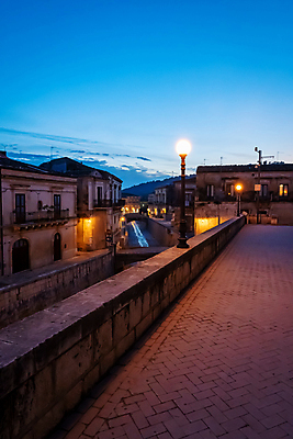 포토 JPG 해외이미지 유럽 여행 건축양식 하늘 지붕 파노라마 풍경 사람없음 야외 건물 도시풍경 햇빛 교회 마을 이탈리아 바위 도시 역사 지중해 타운 바로크 옛날 해외202008 해외포토 건축물 건축 나라 바다 종교건축 촬영기법 태양 돌_바위 파일형식