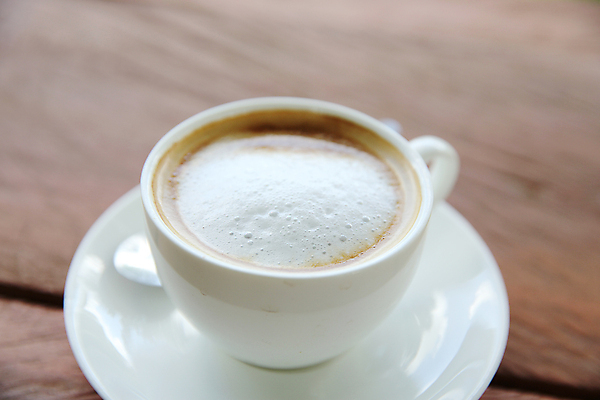 포토 JPG 해외이미지 실내 사람없음 아웃포커스 커피잔 컵받침 나무바닥 카푸치노 해외202008 해외포토 커피 잔 바닥 촬영기법 내부 받침대 파일형식