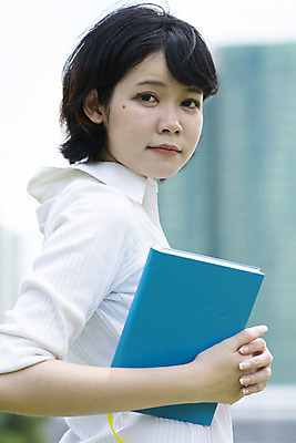 포토 JPG 해외이미지 1 학생 여자 교육 행복 종이 갈색머리 한명 미소 사람 인종 성인 야외 책 스터디 정원 다이어리 쪽지 공책 읽기 해외202008 해외포토 헤어스타일 감정 모션 문구용품 표정 학습 사무용품 파일형식