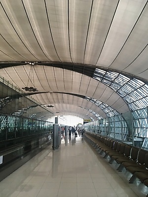 포토 JPG 해외이미지 디자인 여행 건축양식 교통시설 사람없음 건물 여행객 도시 터널 오솔길 해외202008 해외포토 건축물 건축 길 교통 사람 시설 파일형식