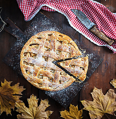 포토 JPG 해외이미지 빵 디저트 사람없음 식탁보 칼 나무도마 애플파이 해외202008 해외포토 음식 도마 목재 파이_빵 파일형식