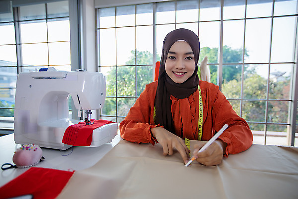 포토 JPG 해외이미지 직업 라이프스타일 디자인 드레스 옷 여자 사업가 청소년 탁자 실내 창조 한명 동양인 성인 유행 상점 직물 업무 작업 비즈니스우먼 작업실 마네킹 이슬람교 디자이너 고객 그림 옷가게 재단 재단사 스타일 중소기업 해외202008 해외포토 1 종교 가구 회사 비즈니스 사람 인종 내부 생활 직장인 파일형식