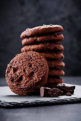 포토 JPG 해외이미지 음식 디저트 실내 사람없음 쿠키 초콜릿 검은색 어둠 빵집 회색 흰색 달콤 굽기 질감 브런치 석판 핸드메이드 해외202008 해외포토 컬러 내부 상점 식사 맛 구이 파일형식