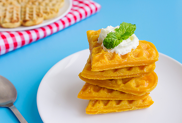 포토 JPG 해외이미지 디저트 사람없음 아웃포커스 쌓기 하트 파란배경 와플 해외202008 해외포토 모양 음식 백그라운드 모션 촬영기법 파란색 파일형식