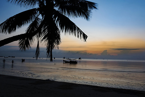 포토 JPG 해외이미지 구름 실루엣 모래 바다 섬 여행 백그라운드 오렌지 태국 자연 하늘 낚시 휴가 휴식 손바닥 동양인 풍경 사람없음 야외 빨간색 물 여름 파란색 빛 태양 반사 노란색 일출 일몰 만 보트 황금 낚시꾼 이국적 파라다이스 해외202008 해외포토 자연요소 손 계절 아시아 컬러 컨셉 배_교통 과일 레저 촬영기법 인종 노을 생태계 파일형식