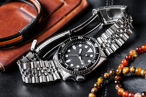 포토 JPG 해외이미지 디자인 시계 무늬 팔찌 화살 사람없음 유행 금속 시간 고급 우아함 손목 스마트 손목시계 오브젝트 다이빙 다이얼 태엽 굴곡 분 자동 철강 정확 해외202008 해외포토 컨셉 장신구 재질 신체부위 수영 수중스포츠 파일형식